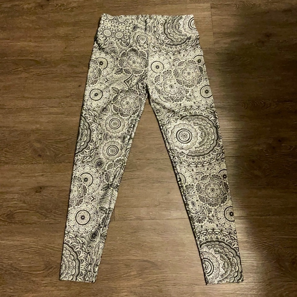 Forever 21 gray, black and white medallion legging
